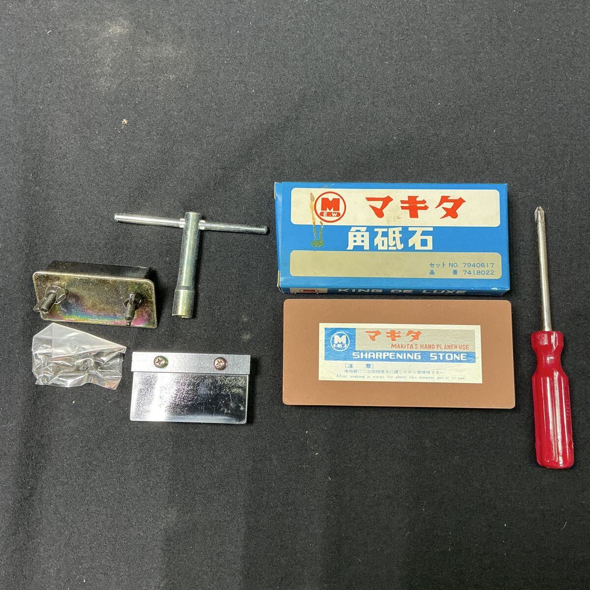 【L8B837】美品 マキタ 電動カンナ 1900B 82mm 木材加工 切削 かんな 鉋 取説 箱 動作品_画像8