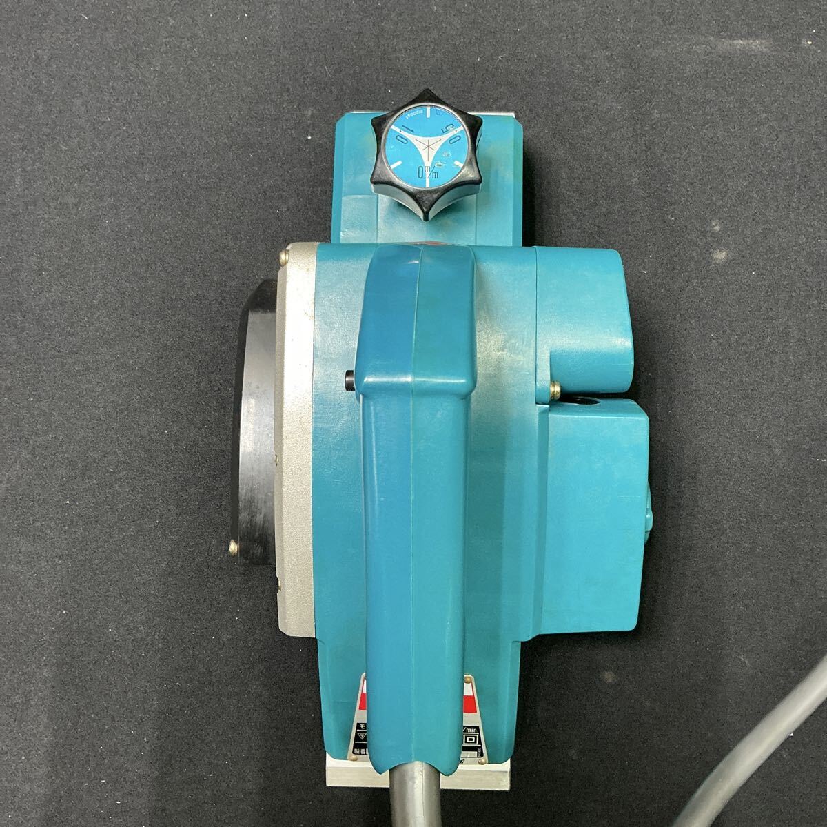 【L8B837】美品 マキタ 電動カンナ 1900B 82mm 木材加工 切削 かんな 鉋 取説 箱 動作品_画像4