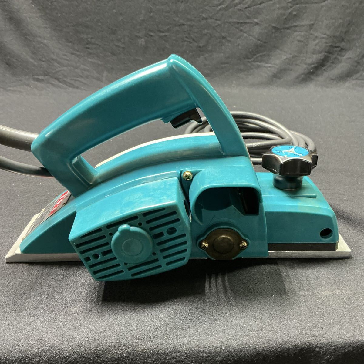 【L8B837】美品 マキタ 電動カンナ 1900B 82mm 木材加工 切削 かんな 鉋 取説 箱 動作品_画像5