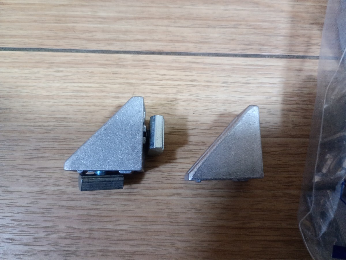 ミスミ(Misumi)6シリーズ■30個くらい■1列溝用■HBLFSN6-C■溝幅8ｍｍ■突起付反転ブラケット_画像2