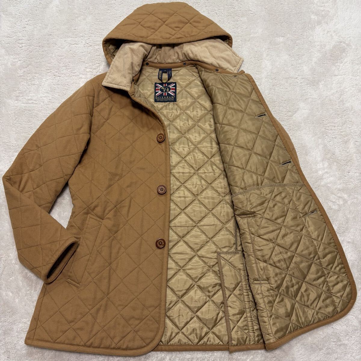 美品!/L相当●ラベンハム LAVENHAM キルティングコート ジャケット キャメル 中綿入り レザーロゴボタン アウター フード着脱可能 メンズ _画像1