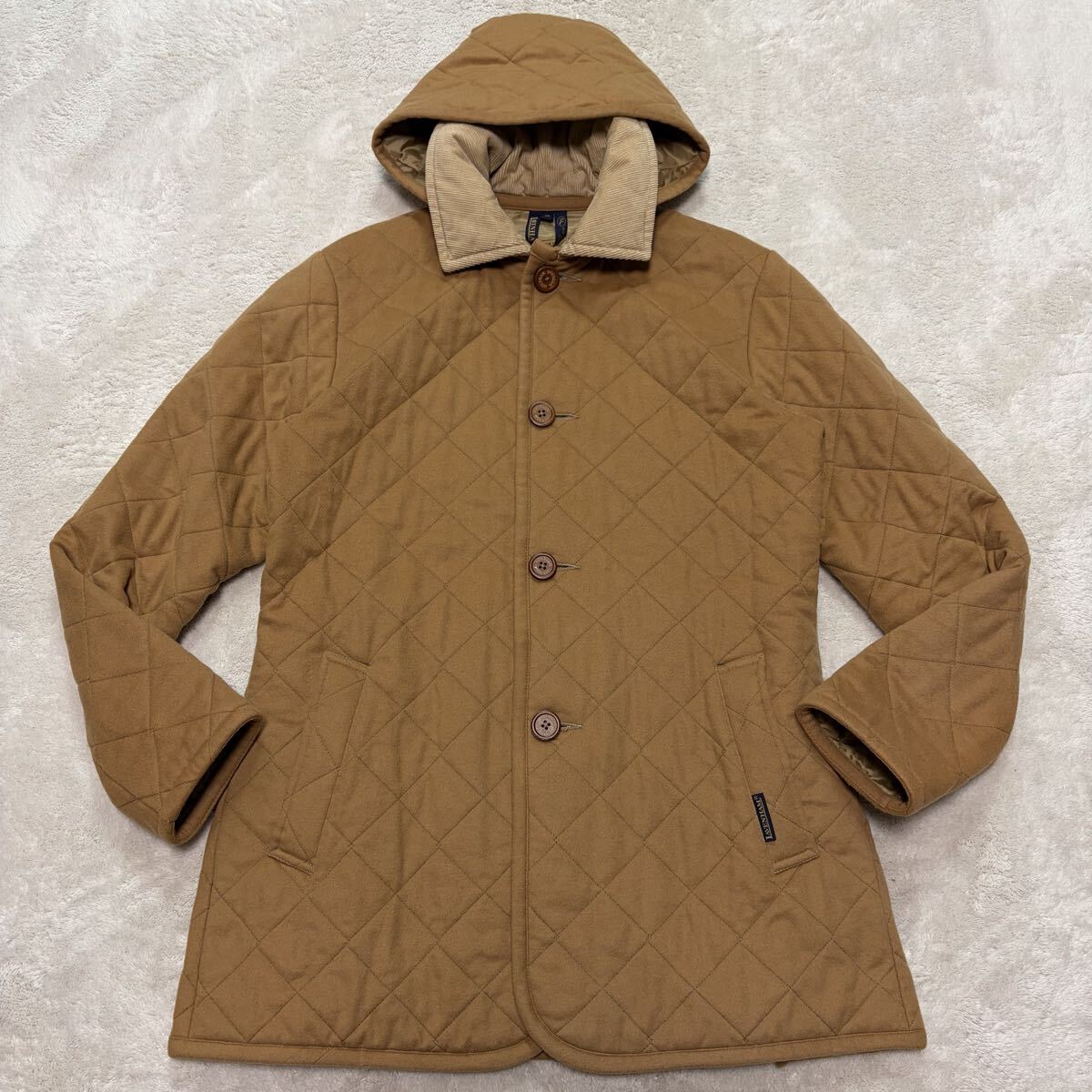 美品!/L相当●ラベンハム LAVENHAM キルティングコート ジャケット キャメル 中綿入り レザーロゴボタン アウター フード着脱可能 メンズ _画像2