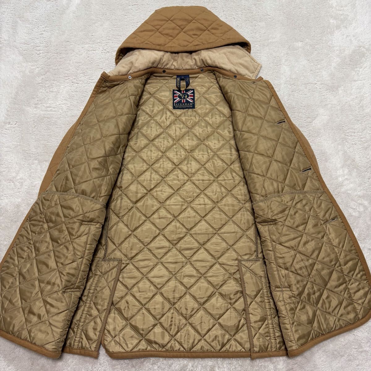 美品!/L相当●ラベンハム LAVENHAM キルティングコート ジャケット キャメル 中綿入り レザーロゴボタン アウター フード着脱可能 メンズ _画像4