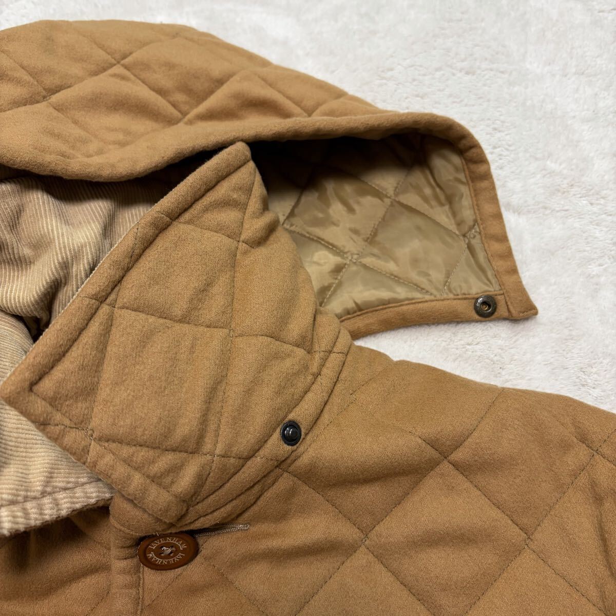 美品!/L相当●ラベンハム LAVENHAM キルティングコート ジャケット キャメル 中綿入り レザーロゴボタン アウター フード着脱可能 メンズ _画像6