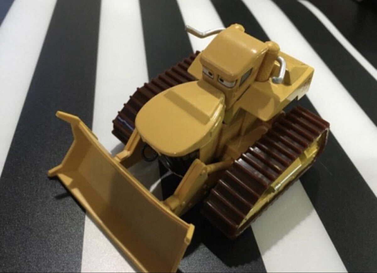 新品　絶版カーズ ミニカー　チュイ　ブルドーザー_画像1