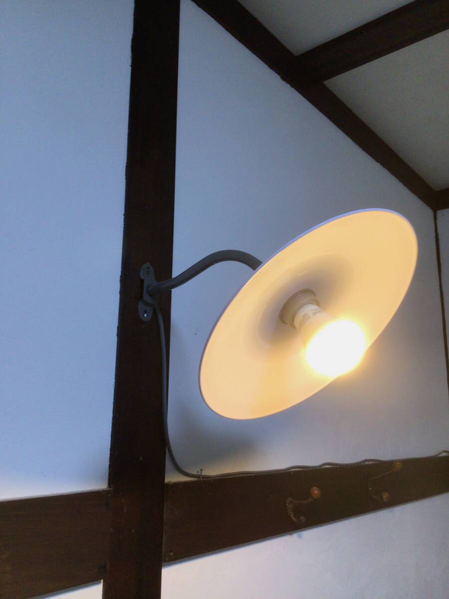 ⑧ 白の電笠付き電球用ブラケット 昭和レトロ アンティーク ウオールライト 古民家 壁灯 ブラケットライト_画像1