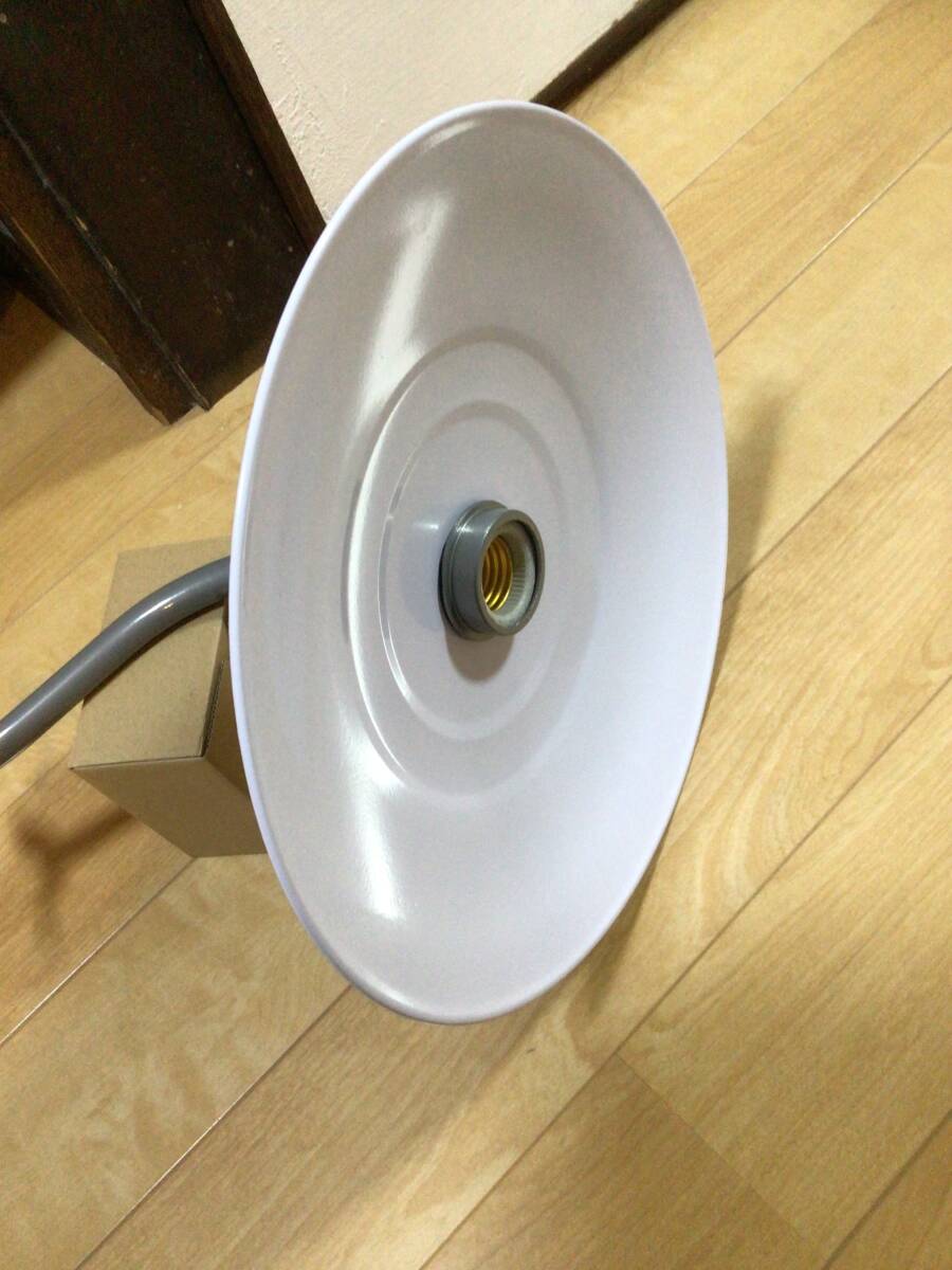 ⑧ 白の電笠付き電球用ブラケット 昭和レトロ アンティーク ウオールライト 古民家 壁灯 ブラケットライト_画像2