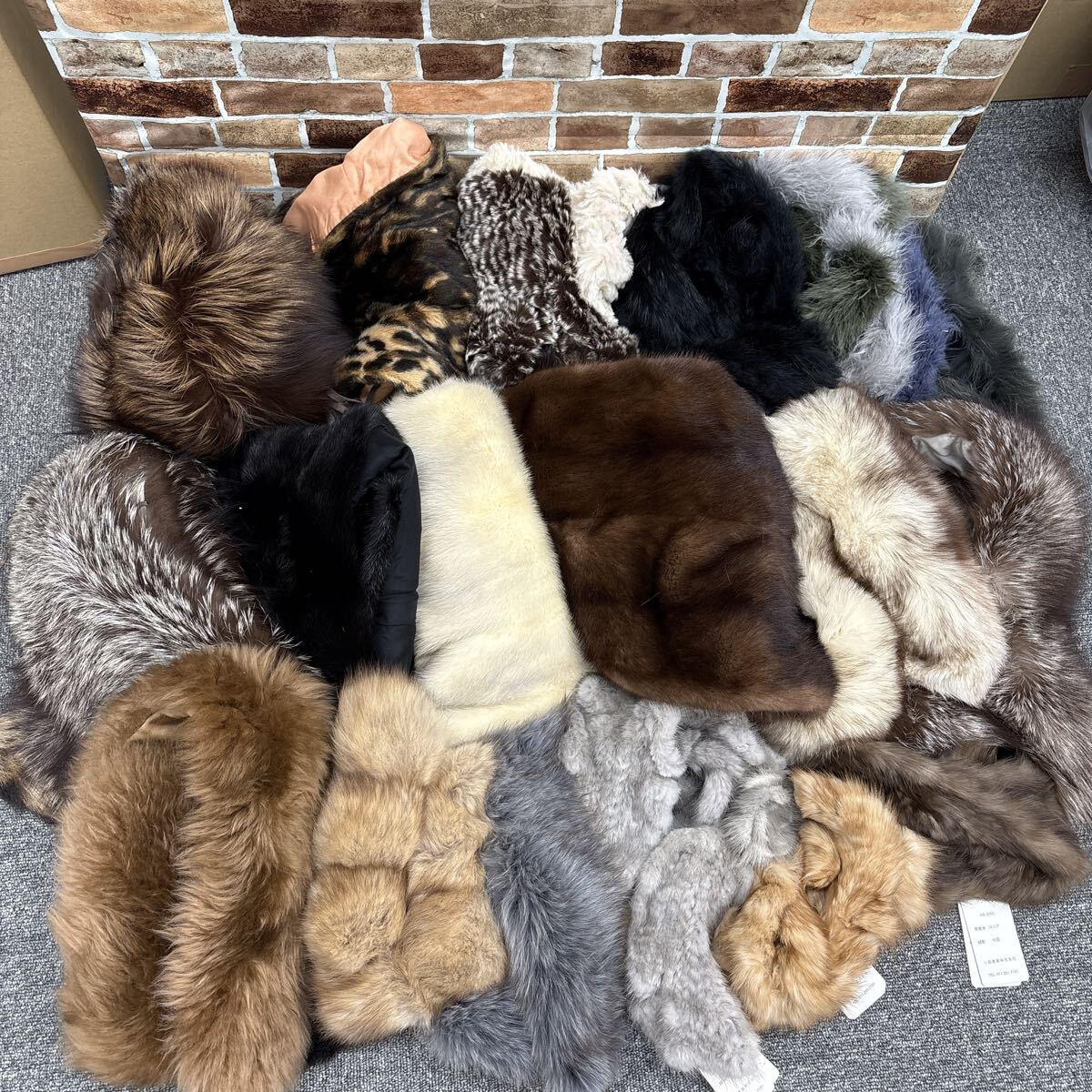 ●1円スタート●ファーショール 大量まとめ売り ② フォックス ミンク 他 リアルファー 毛皮 マフラー ティペット ファー小物 HS7055_画像1