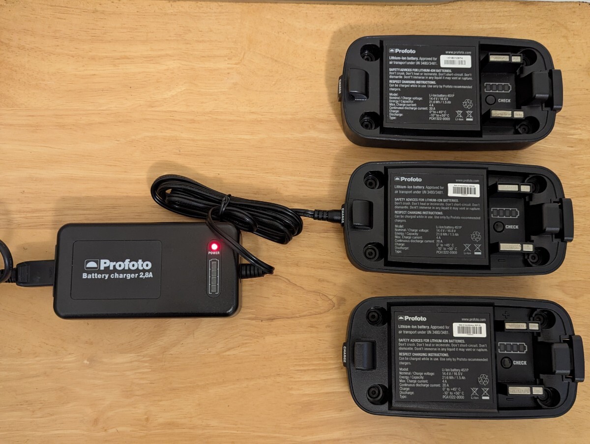 【現状品】プロフォト Profoto B2　（通電品）ACアダプター1、（消耗済）バッテリー3_画像2