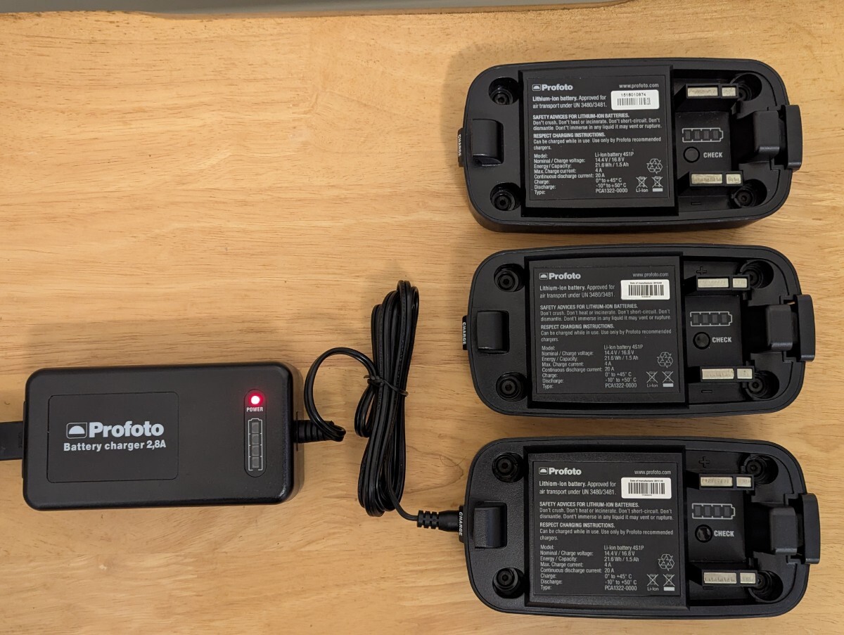 【現状品】プロフォト Profoto B2　（通電品）ACアダプター1、（消耗済）バッテリー3_画像3