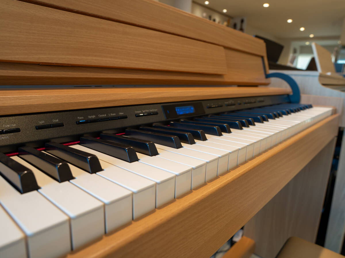 【岡山発】ローランド　中古電子ピアノ　DP603-NB　椅子付属　ナチュラルビーチ_画像2