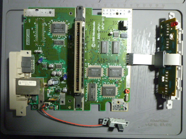 〔レストア244〕スーパーファミコン(後期型) SFC フルセット 美品 分解清掃 コンデンサ交換 漂白 除菌 動作確認済み 取説コピー付き_画像9