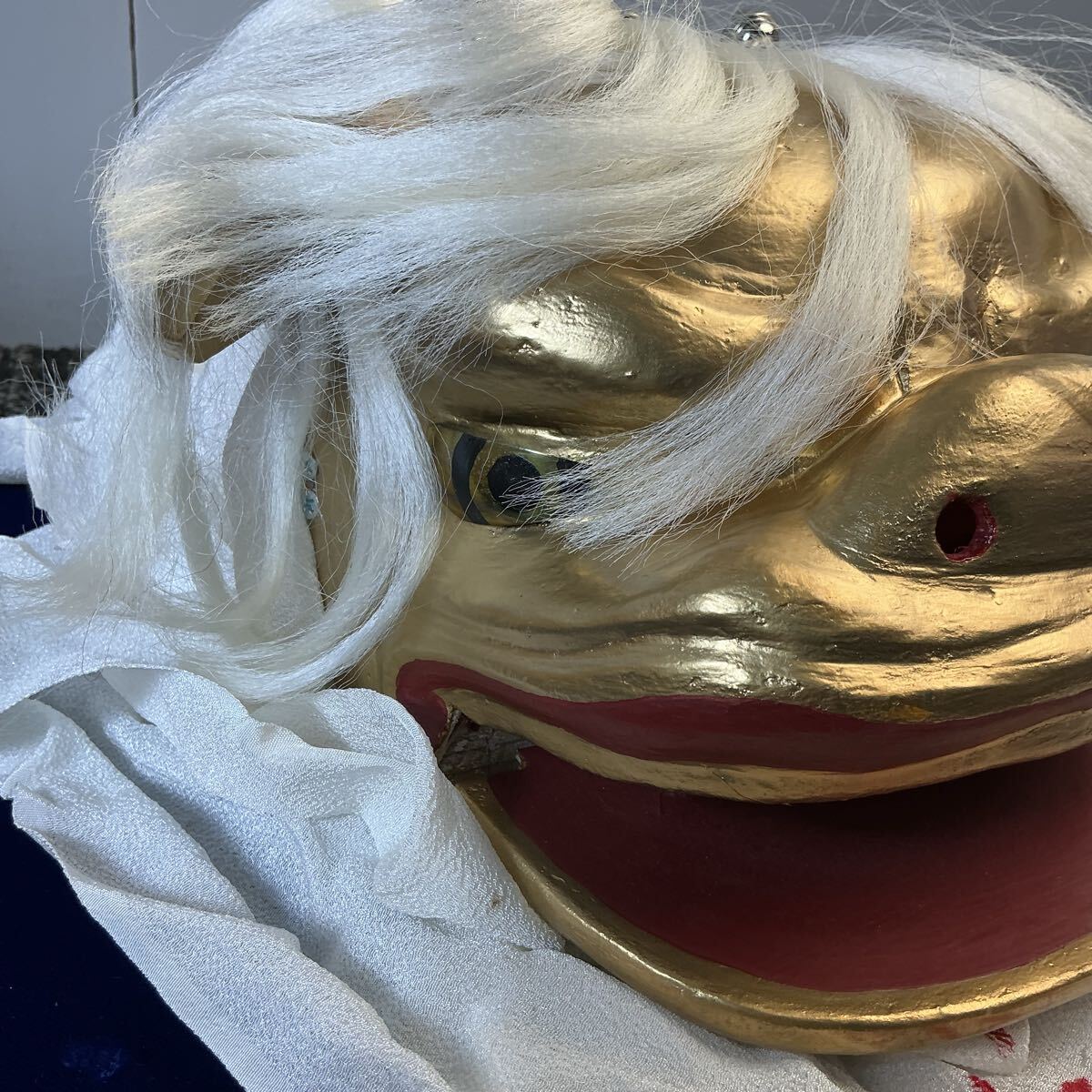 tn348 手獅子 白手獅子 獅子舞 伝統 小道具 縁起物 金色 箱付き 中古_画像2