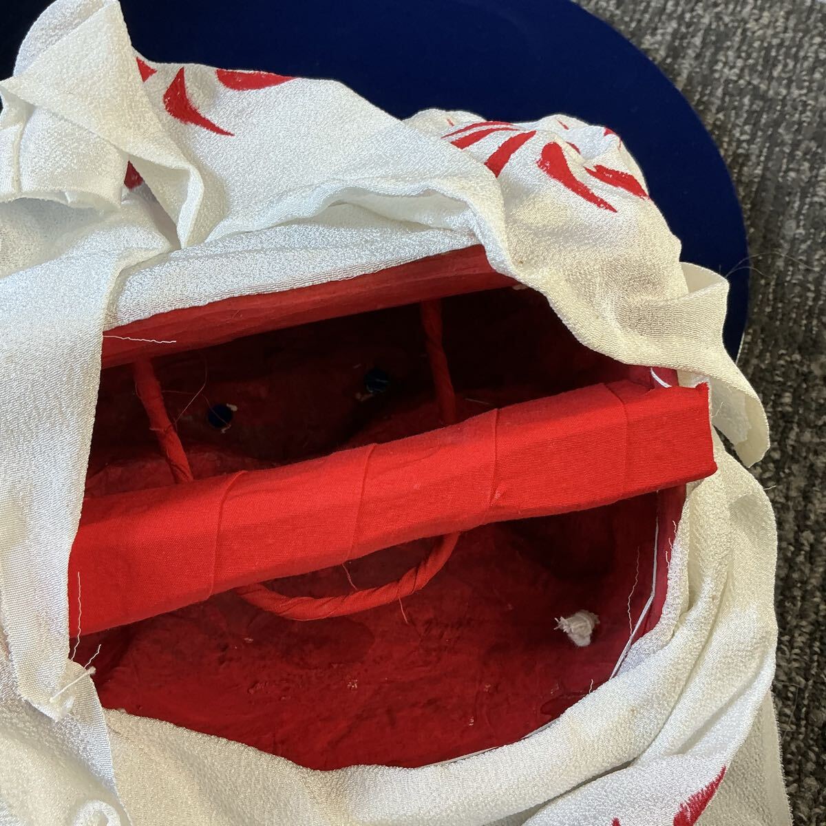 tn348 手獅子 白手獅子 獅子舞 伝統 小道具 縁起物 金色 箱付き 中古_画像5