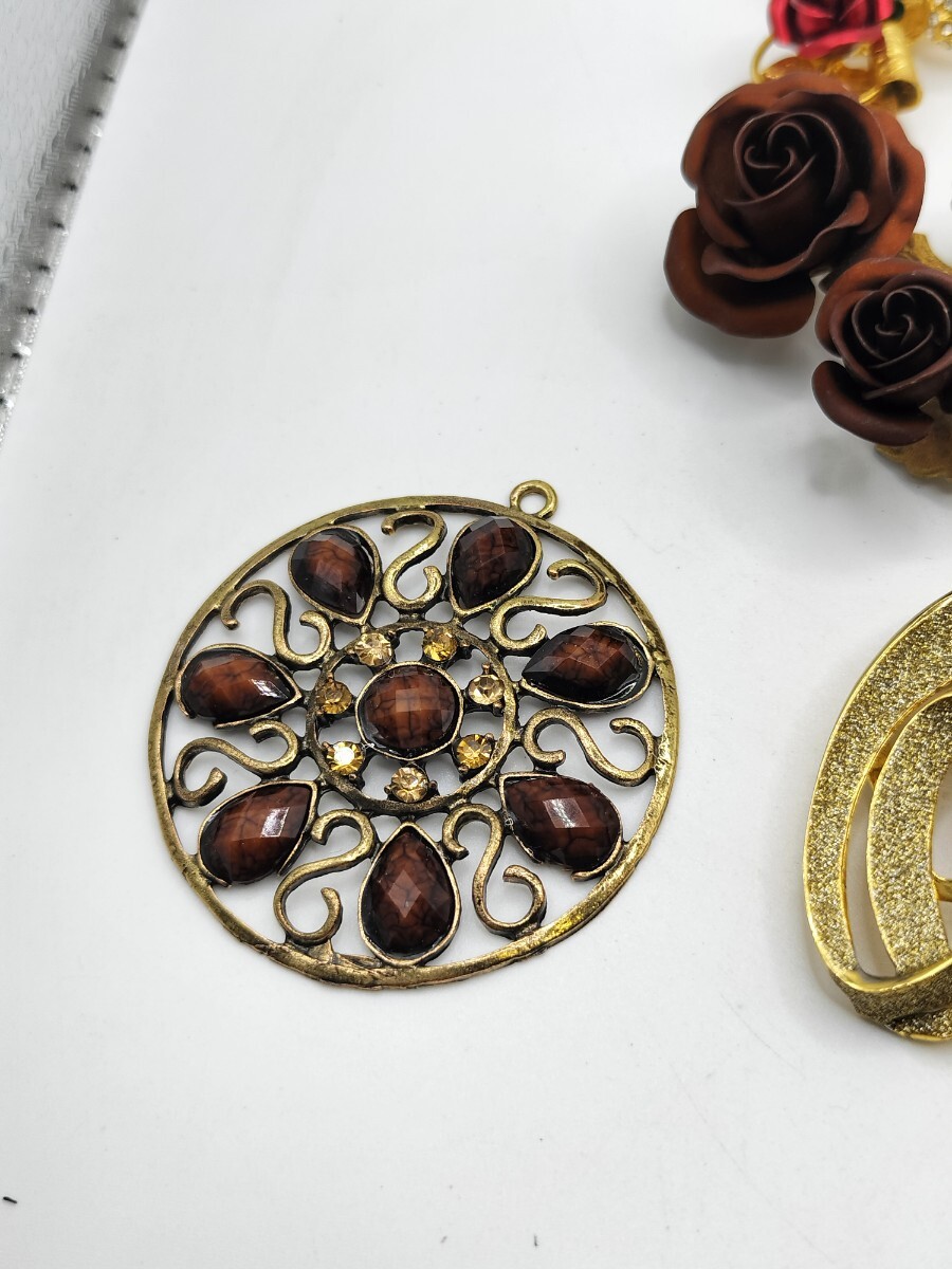 【1000円スタート】 アクセサリー 大量 おまとめ ブローチ スカーフクリップ ペンダントトップ カメオ 花 蝶々 デザイン色々 総重量画像_画像6