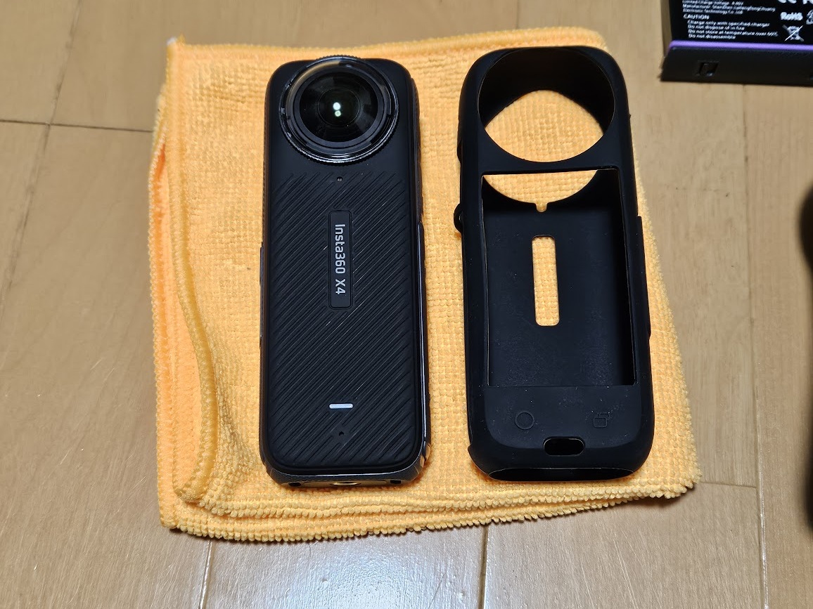 Insta360 X4　プラス　社外バッテリ２個　プラス　社外充電器　プラス　社外本体カバー　プラス　社外ケース　中古_画像2