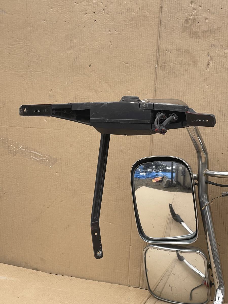 239 純正日産UD クオン/トラックス クロームサイドミラーステー（助手席側左側）1個ガラスなし_画像8