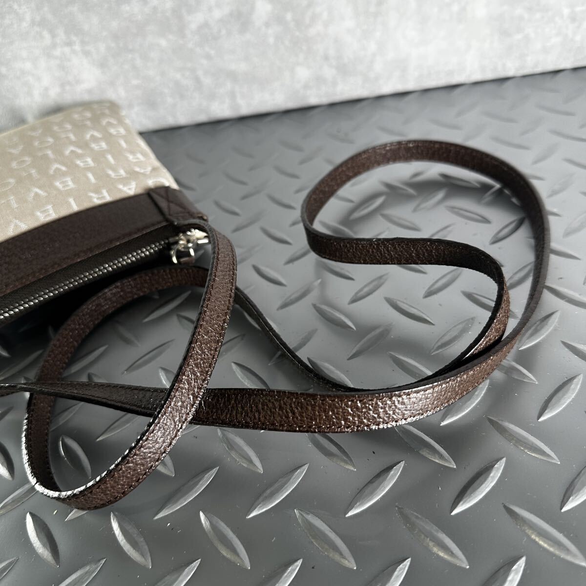 1 иен # превосходный товар #BVLGARI BVLGARY # сумка на плечо sakoshu Logo любитель наклонный .. небольшая сумочка парусина кожа женский мужской 