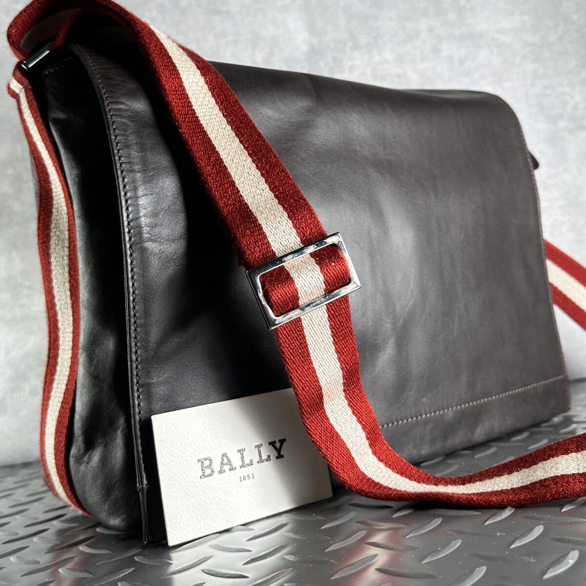 1円■超美品■バリー BALLY■メッセンジャーバッグ ビジネスバッグ 本革 大容量 メンズ レザー ショルダーバッグ 斜め掛け クロスボディ_画像1