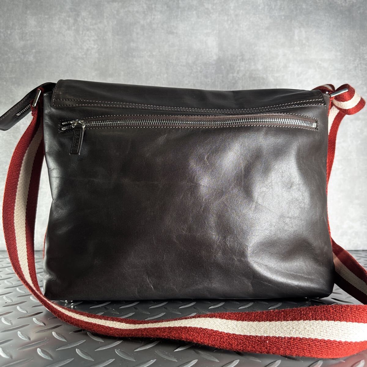 1円■超美品■バリー BALLY■メッセンジャーバッグ ビジネスバッグ 本革 大容量 メンズ レザー ショルダーバッグ 斜め掛け クロスボディ_画像2