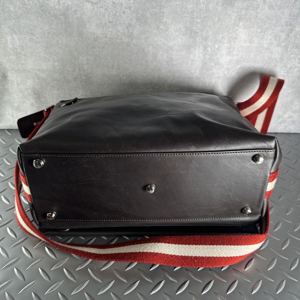 1円■超美品■バリー BALLY■メッセンジャーバッグ ビジネスバッグ 本革 大容量 メンズ レザー ショルダーバッグ 斜め掛け クロスボディ_画像3