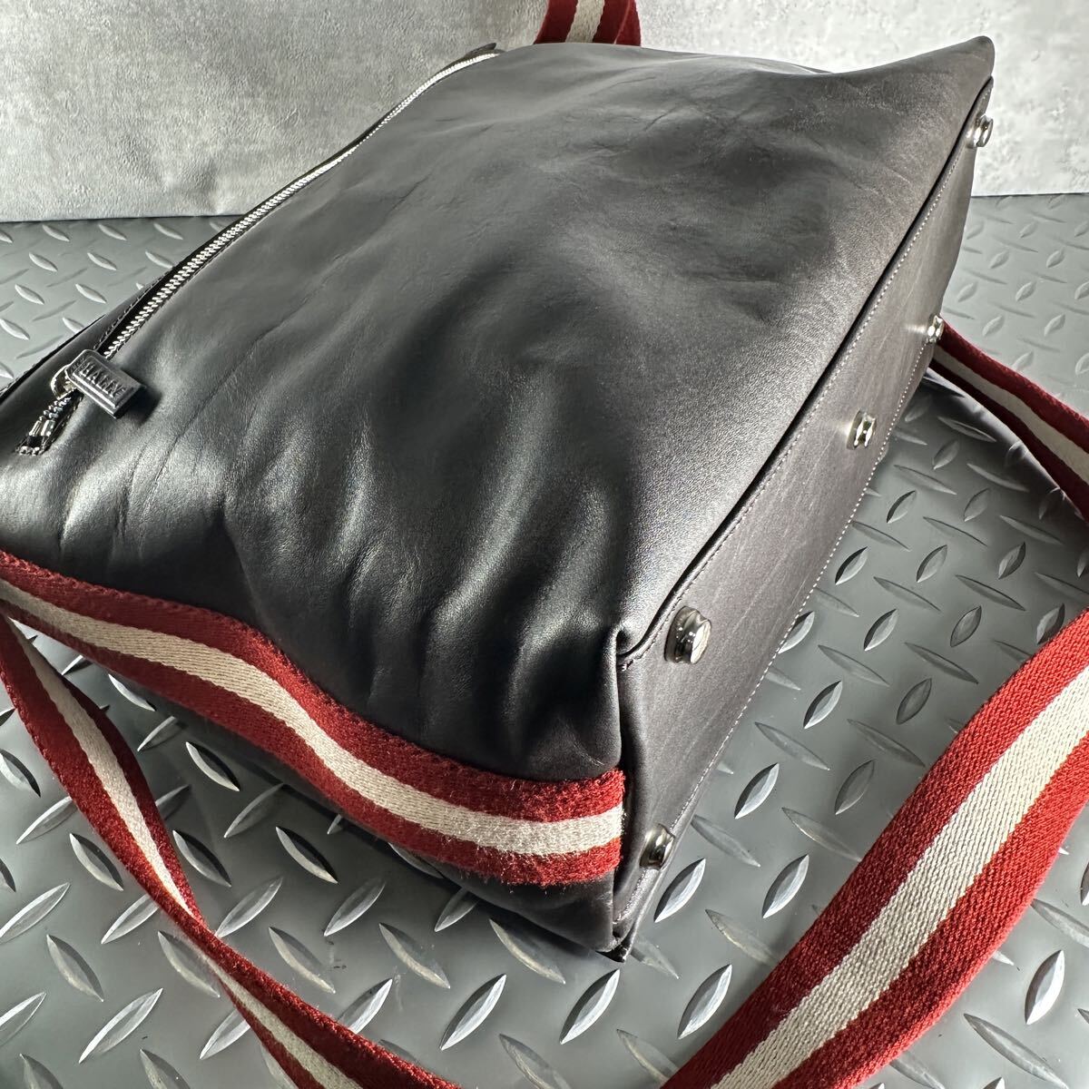 1円■超美品■バリー BALLY■メッセンジャーバッグ ビジネスバッグ 本革 大容量 メンズ レザー ショルダーバッグ 斜め掛け クロスボディ_画像4