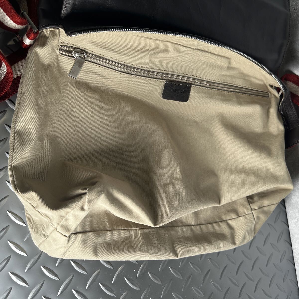 1円■超美品■バリー BALLY■メッセンジャーバッグ ビジネスバッグ 本革 大容量 メンズ レザー ショルダーバッグ 斜め掛け クロスボディ_画像6
