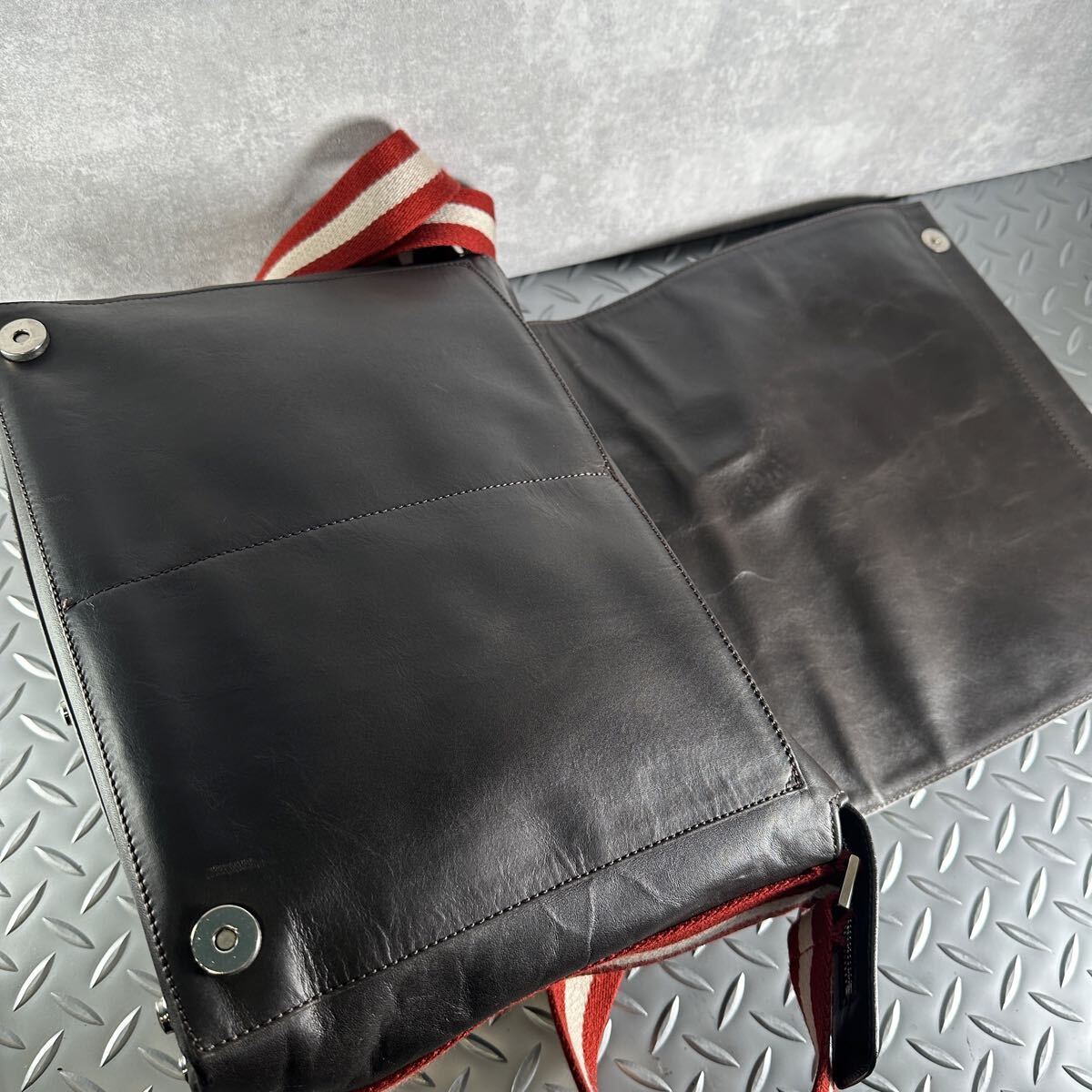 1円■超美品■バリー BALLY■メッセンジャーバッグ ビジネスバッグ 本革 大容量 メンズ レザー ショルダーバッグ 斜め掛け クロスボディ_画像7