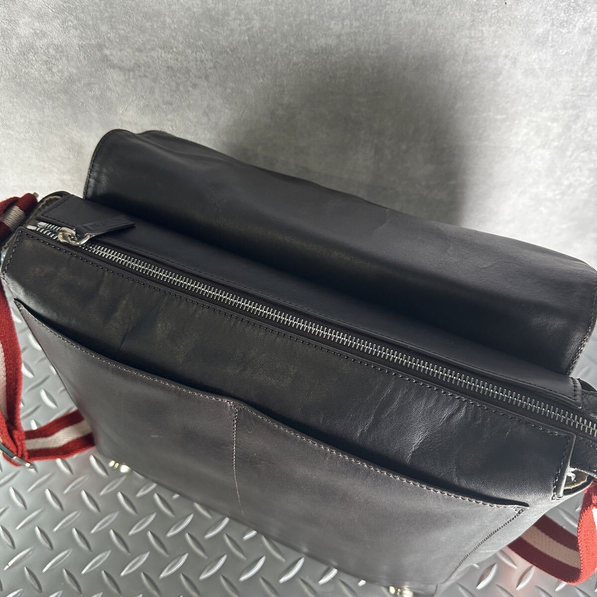 1円■超美品■バリー BALLY■メッセンジャーバッグ ビジネスバッグ 本革 大容量 メンズ レザー ショルダーバッグ 斜め掛け クロスボディ_画像8