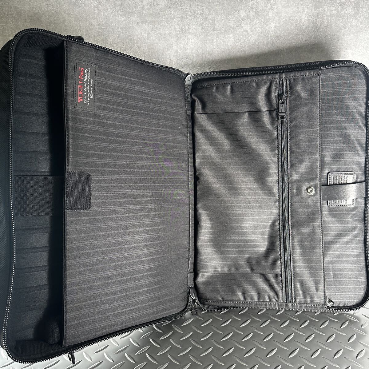 1円■美品■TUMI トゥミ■ビジネスバッグ ブリーフケース トートバッグ 黒 大容量 ブラック A4 オーガナイザー メンズ 書類_画像7