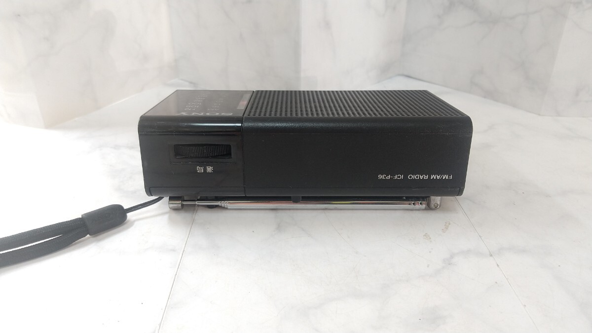 K5452 SONY ICF-P36 FM/AM ラジオ ハンディポータブルラジオ 簡易確認&簡易清掃&ラジオ受信& 音出しOK 現状品 送料無料 _画像3