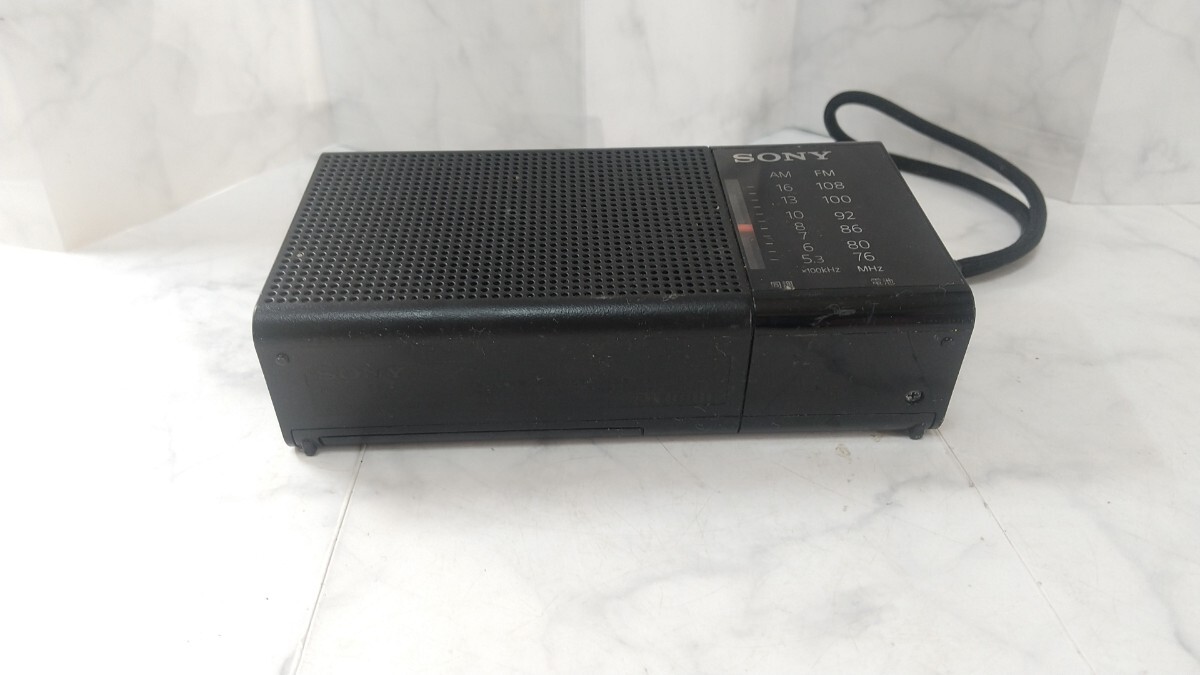 K5452 SONY ICF-P36 FM/AM ラジオ ハンディポータブルラジオ 簡易確認&簡易清掃&ラジオ受信& 音出しOK 現状品 送料無料 _画像4