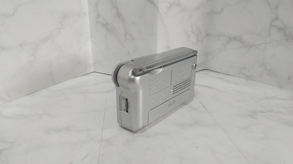 K5476 Panasonic RF-P155 FM/AM ラジオ ハンディポータブルラジオ 簡易確認&簡易清掃&ラジオ受信& 音出しOK 現状品 送料無料_画像4