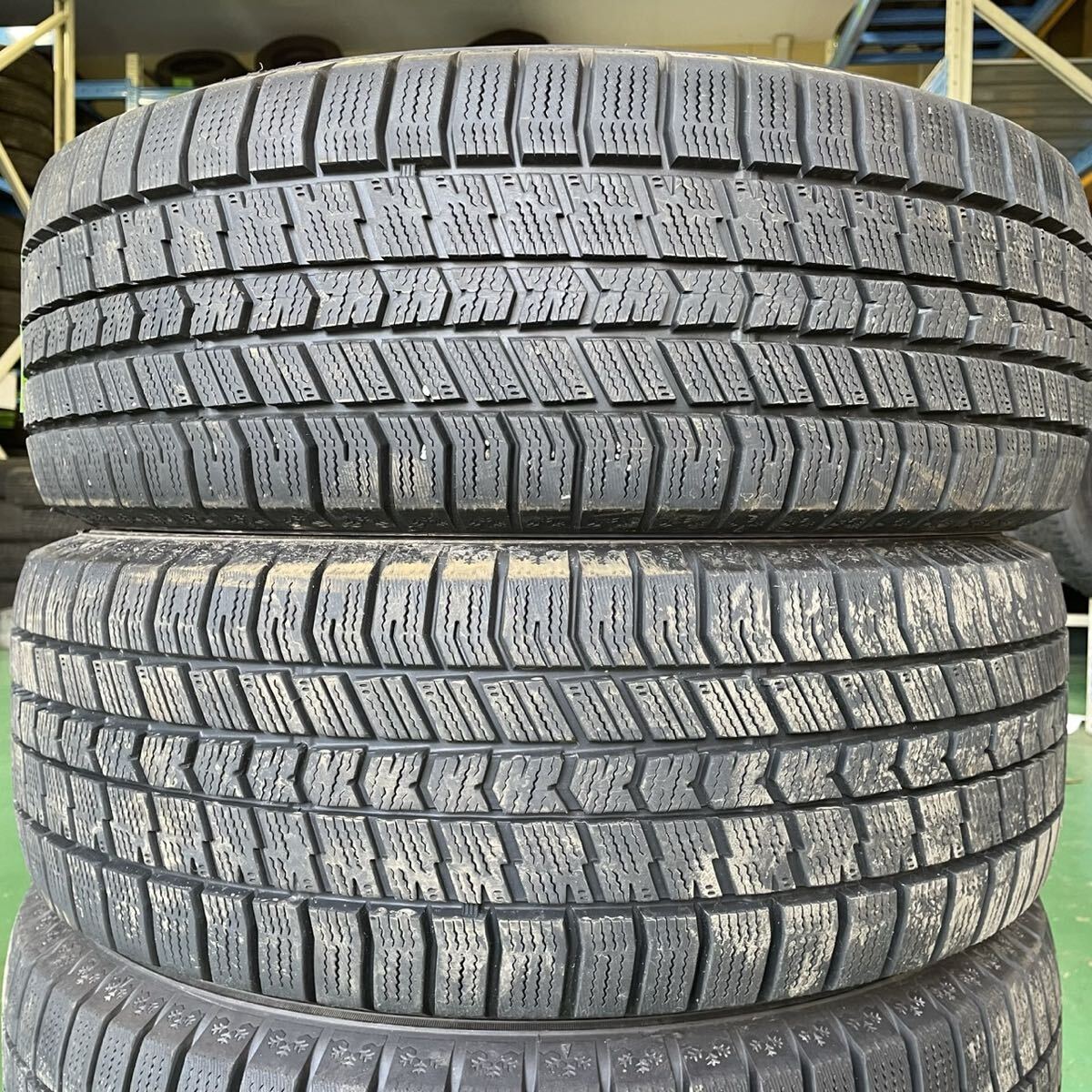 【1738】★バリ溝★スタッドレス★16インチ GOODYEAR 215/60R16 95Q 2021年製 9分山 日本製 冬用タイヤ 中古 4本セット_画像2