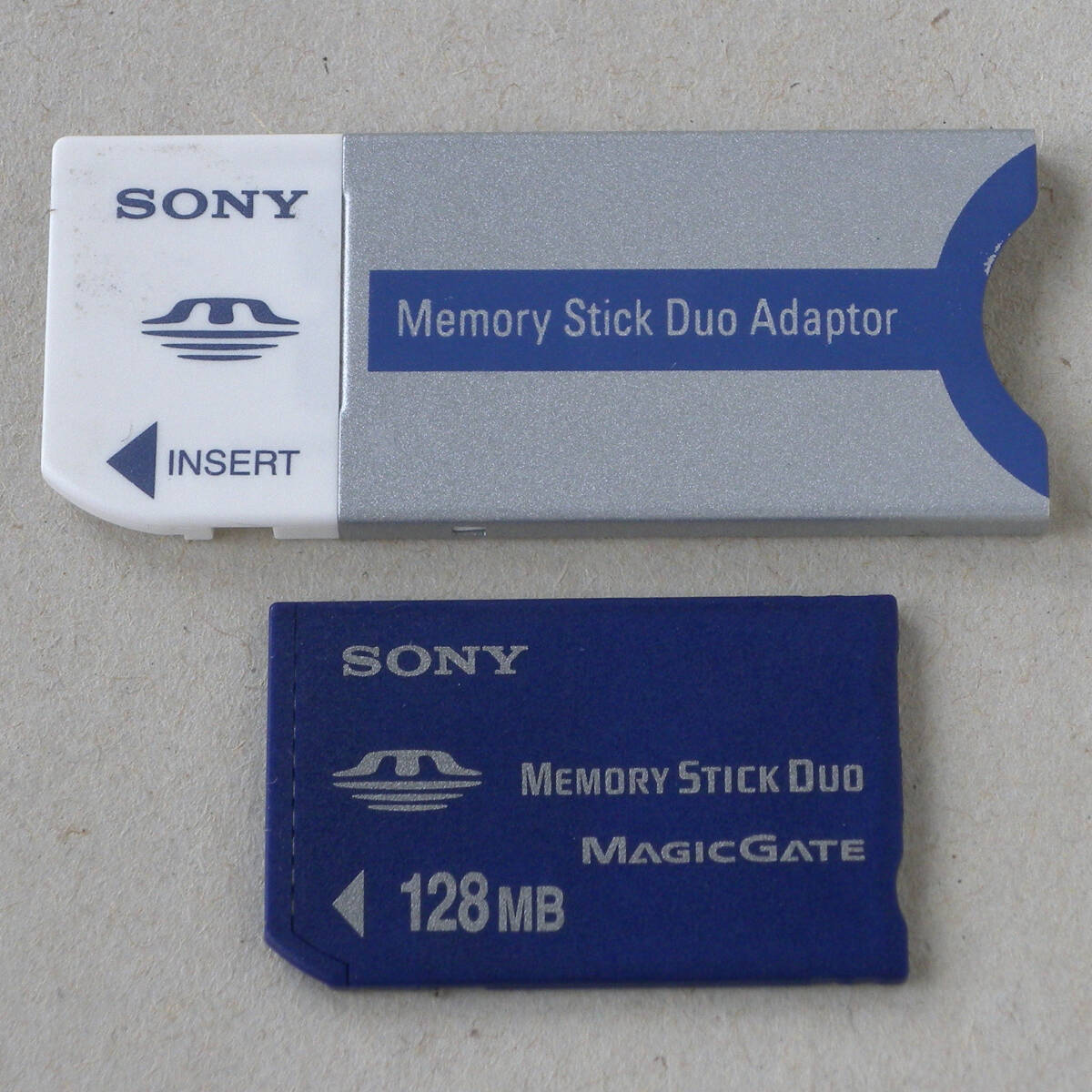 送料無料 SONY ソニー 純正 MEMORY STICK メモリースティック Duo 128MB MSH-M128 アダプタ付き MSAC-M2 日本製 MADE IN JAPAN 即決！_画像1