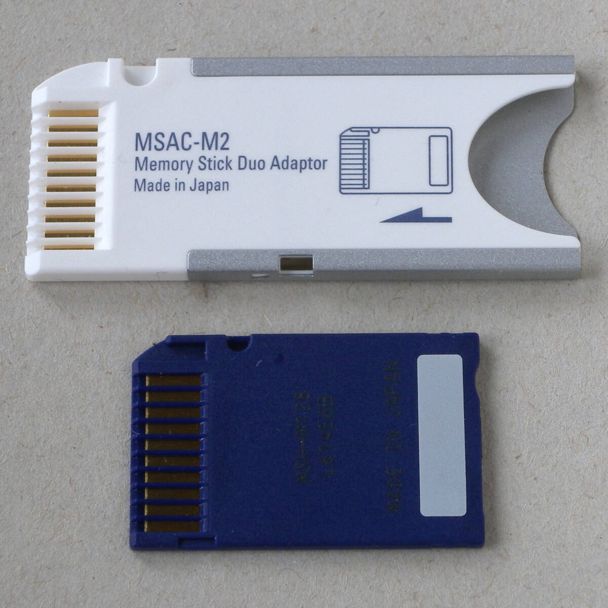 送料無料 SONY ソニー 純正 MEMORY STICK メモリースティック Duo 128MB MSH-M128 アダプタ付き MSAC-M2 日本製 MADE IN JAPAN 即決！_画像2