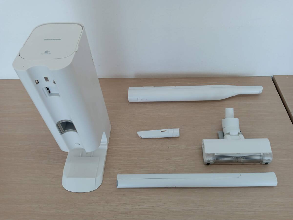 【BE-3734】Panasonic パナソニック MC-NS10K-W 2021年製 コードレス掃除機 クリーンドック付き 通電確認済 簡易清掃済_画像1