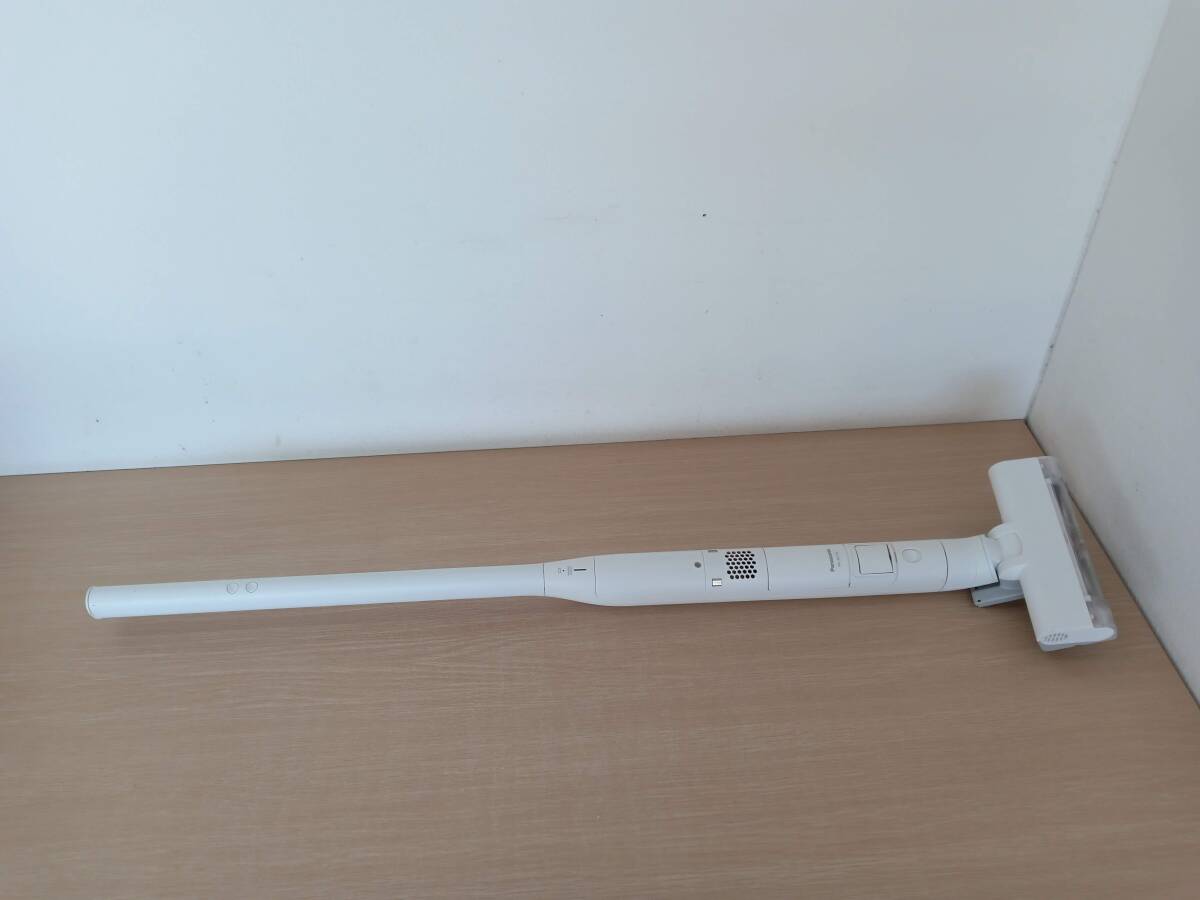 【BE-3707】Panasonic　パナソニック　MC-NS10K　2021年製　コードレスクリーナー　掃除機　専用ゴミ収集ドック付　通電確認済　簡易掃除済_画像5