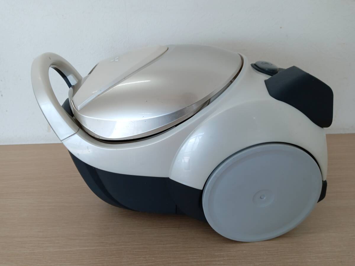 【BE-3651】MITSUBISHI 三菱 TC-FD2B-N 2022年製 紙パック式 電気掃除機 通電確認済 簡易掃除済_画像5