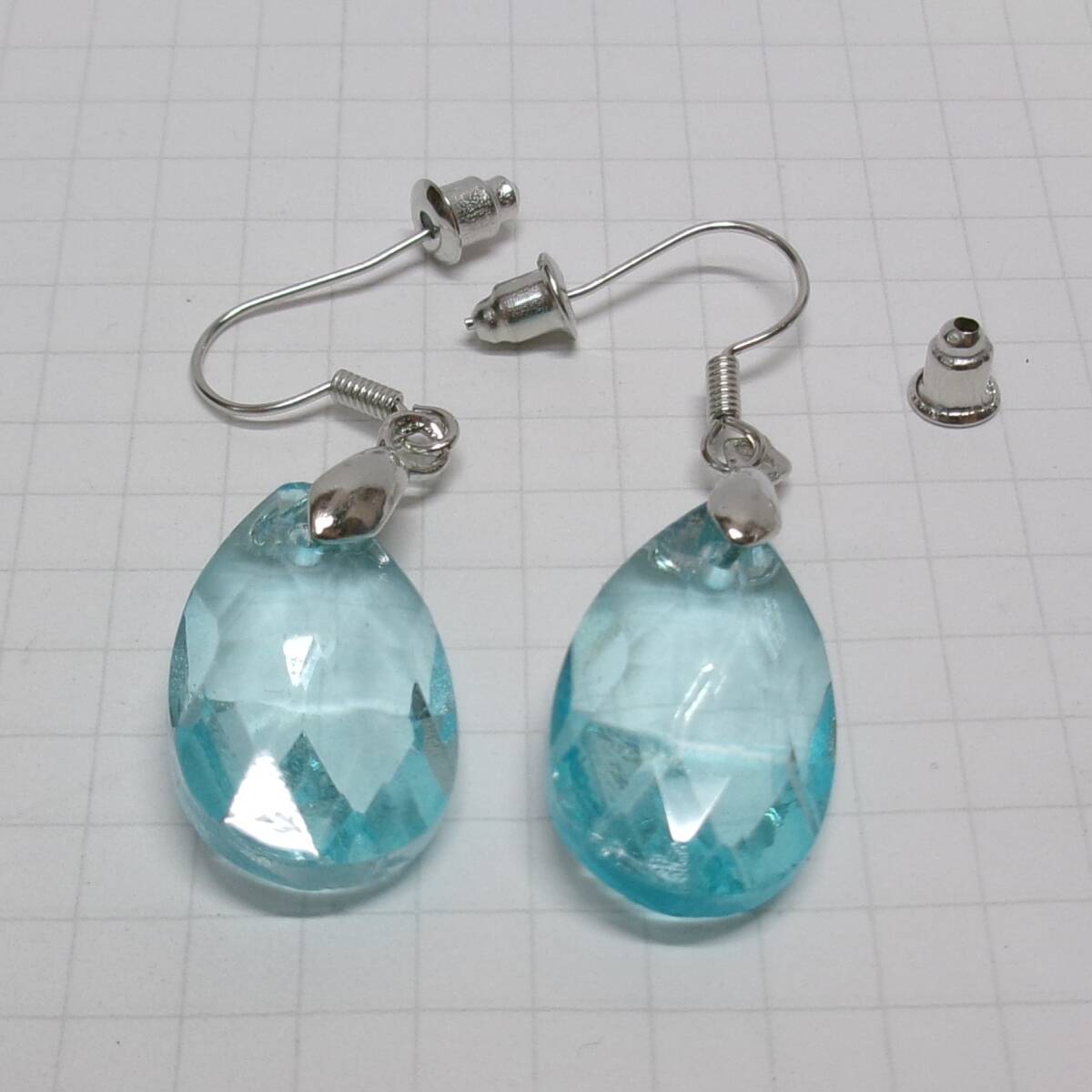 アクリル　ピアス　フックピアス　予備キャッチ1個付き　大網てんとう虫　2556_画像2