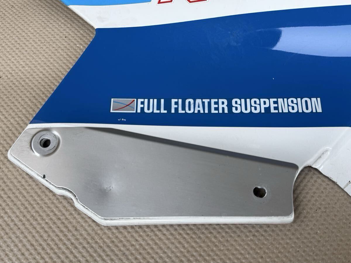 RG500/RG400共通　純正左サイドカバー　青白ワークスカラー_画像2