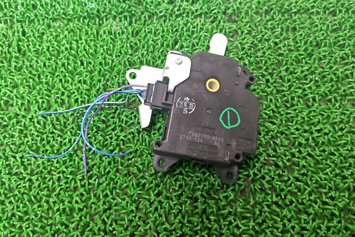★送料650円 トヨタ ヴォクシー AZR60 AZR65 純正 エアコンサーボモーター オートエアコン切替フラップサーボモーター 063700-8590_画像2