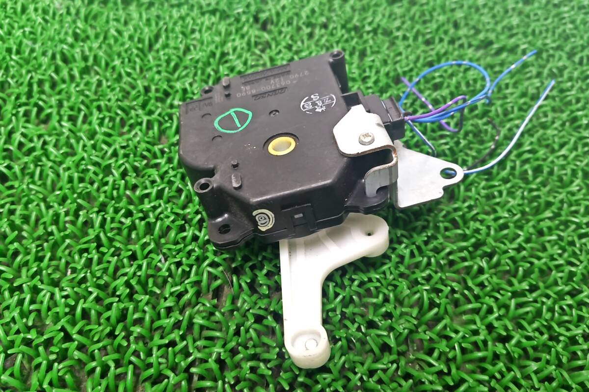 ★送料650円 トヨタ ヴォクシー AZR60 AZR65 純正 エアコンサーボモーター オートエアコン切替フラップサーボモーター 063700-8590_画像4