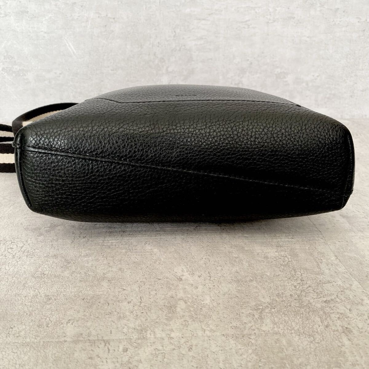 未使用級●希少モデル BALLY バリー メンズ ビジネス ショルダーバッグ サコッシュ ボディ 斜め掛け トレスポ ブラック 黒 ロゴ型押し １円_画像6