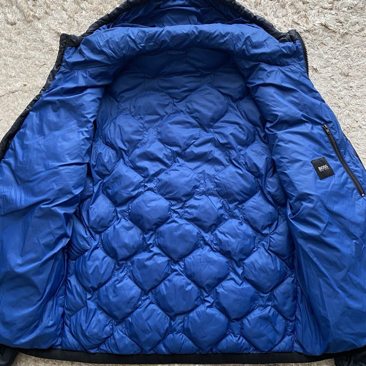 未使用級●XLサイズ相当●HUGO BOSS ヒューゴボス ダウンジャケット ブルゾン キルティング フード 幾何学模様 ロゴワッペン 刻印 黒 青_画像5