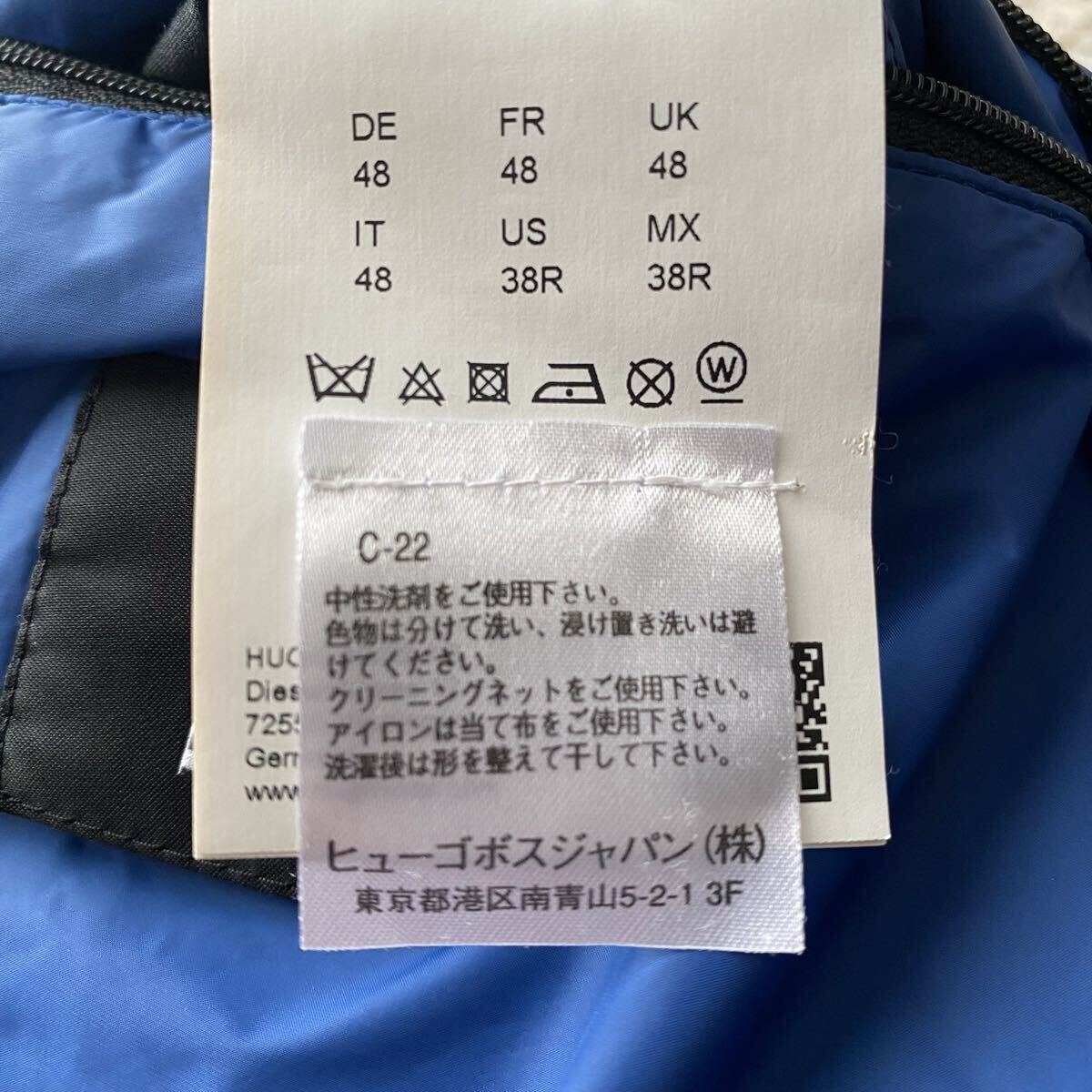 未使用級●XLサイズ相当●HUGO BOSS ヒューゴボス ダウンジャケット ブルゾン キルティング フード 幾何学模様 ロゴワッペン 刻印 黒 青_画像7