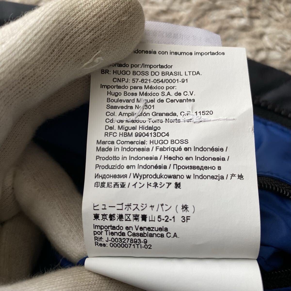 未使用級●XLサイズ相当●HUGO BOSS ヒューゴボス ダウンジャケット ブルゾン キルティング フード 幾何学模様 ロゴワッペン 刻印 黒 青_画像8