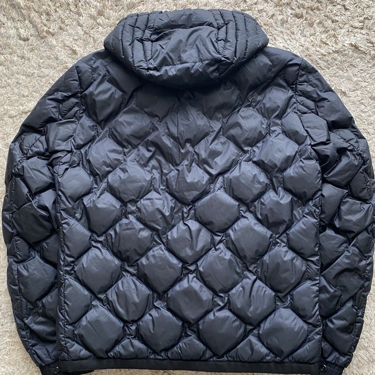 未使用級●XLサイズ相当●HUGO BOSS ヒューゴボス ダウンジャケット ブルゾン キルティング フード 幾何学模様 ロゴワッペン 刻印 黒 青_画像10