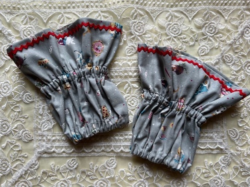 【ショート丈★アームカバー】おとぎ話不思議の国のアリス柄　腕抜き　ハンドメイド　プチギフト　訳あり家事炊事ガーデニング授乳洗顔_画像1