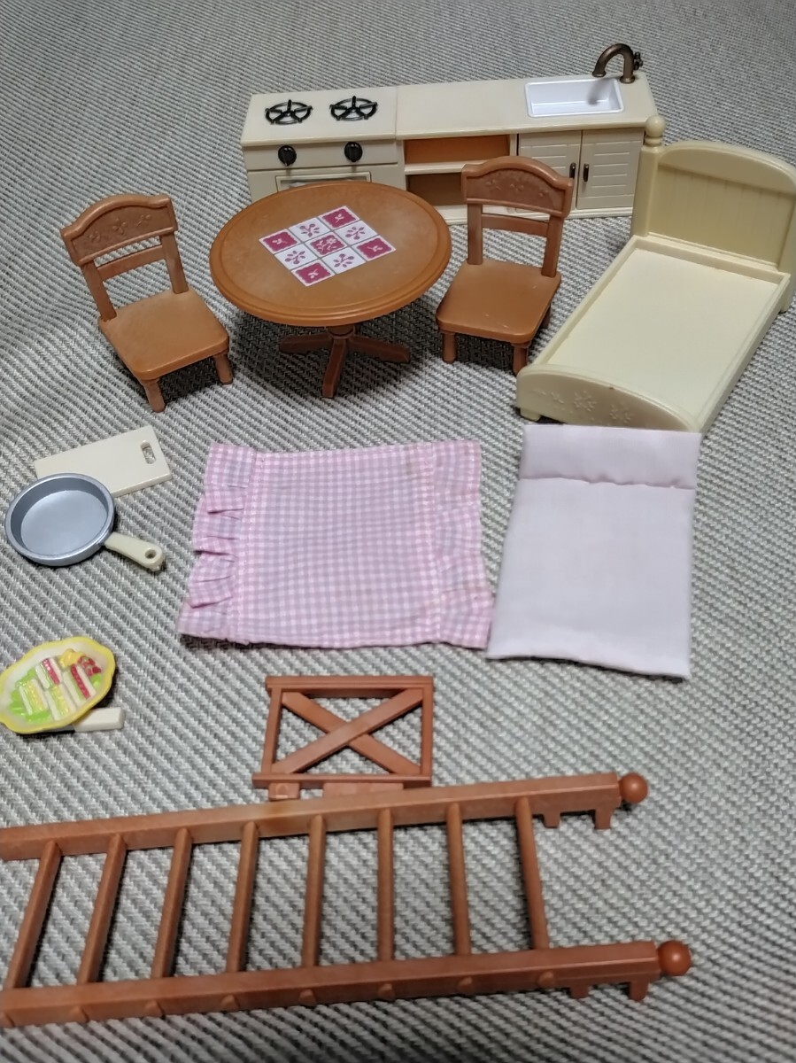 中古品◆シルバニアファミリー 　お家【はじめましてのシルバニアファミリーの丸太のお家＆付属品セット】◆元箱無し_画像9